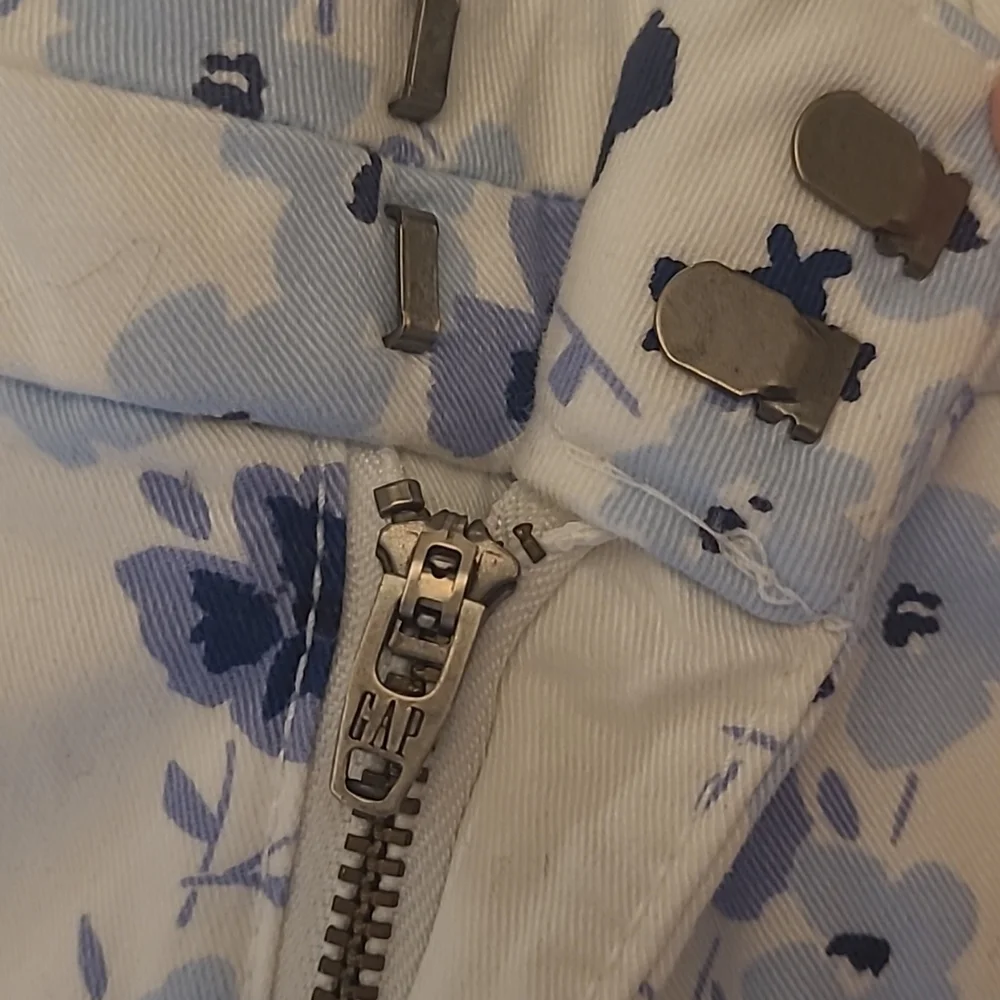 NWOT Khakis by GAP White with Blue Floral Print Pants with Pockets - Picture 7 of 13